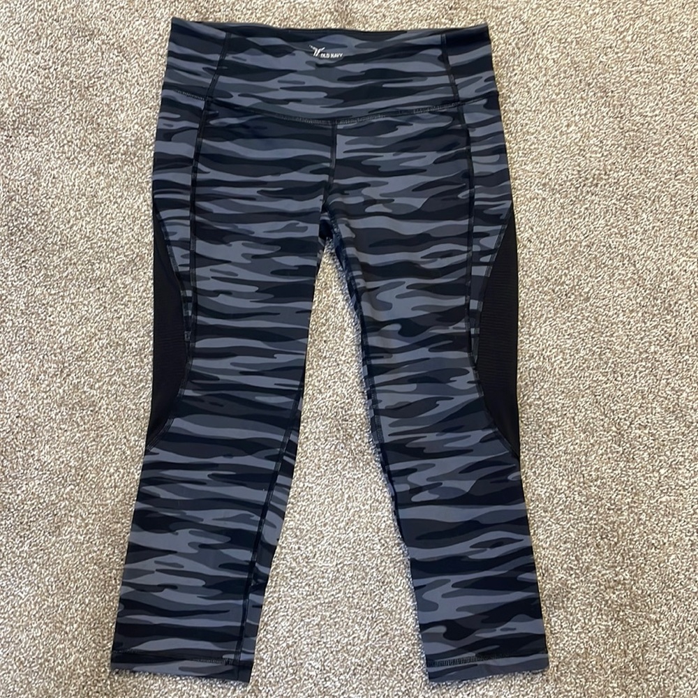 Old Navy Active Go-dry Capri fitted leggings size large